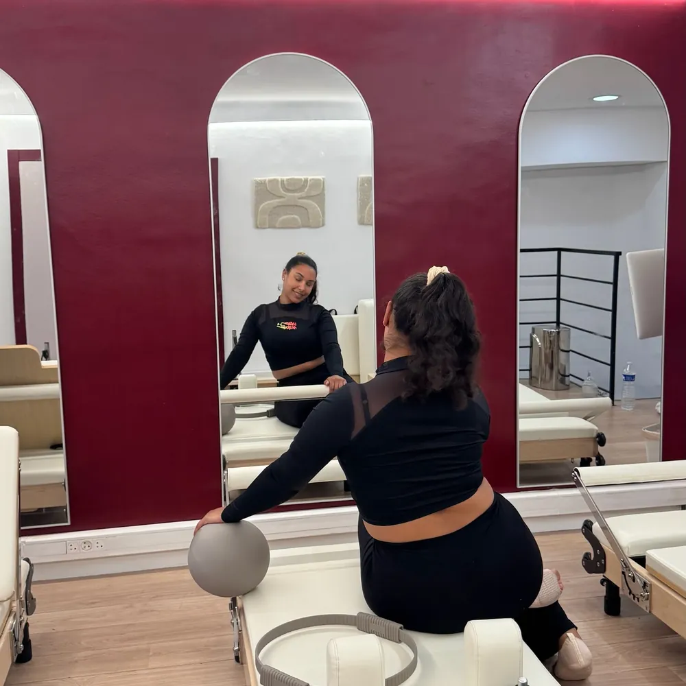 Coach accompagnant une pratiquante au Studio Yuzu à Grasse