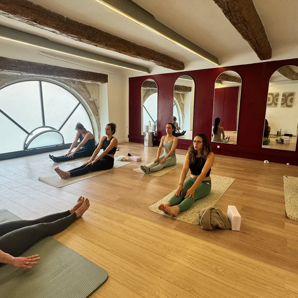 Cours de Hatha yoga à Grasse, postures tenues au sol