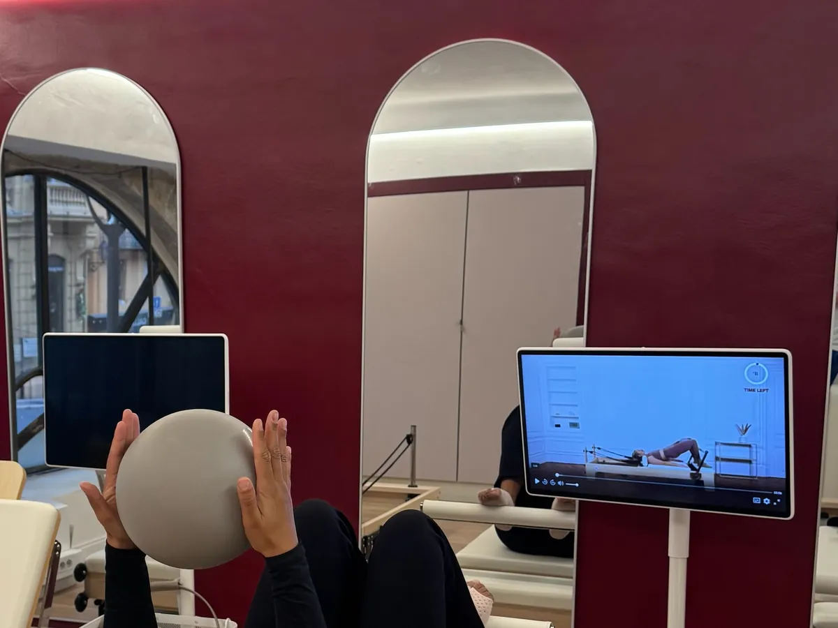 Exercice de Pilates avec ballon au Studio Yuzu à Grasse