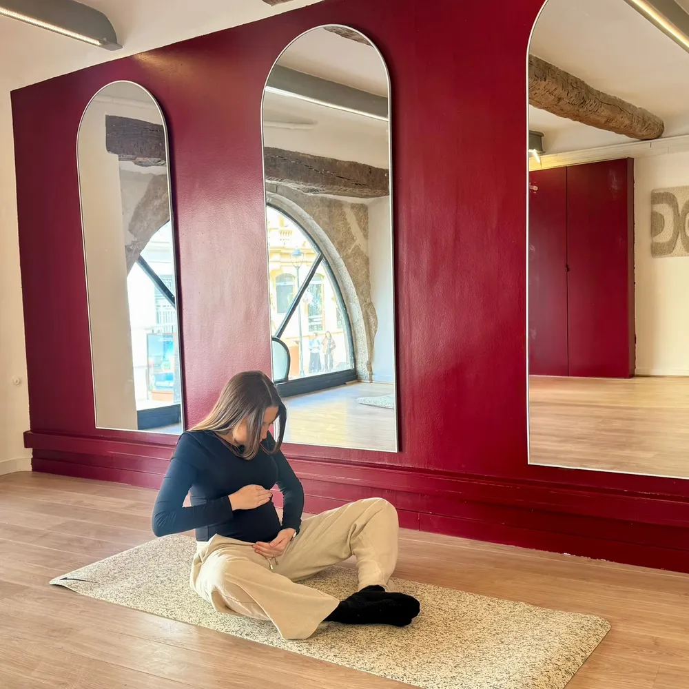 Séance de yoga santé féminine au Studio Yuzu à Grasse