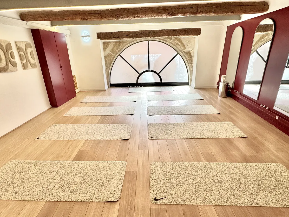 Tapis disposés dans la salle de yoga du Studio Yuzu à Grasse