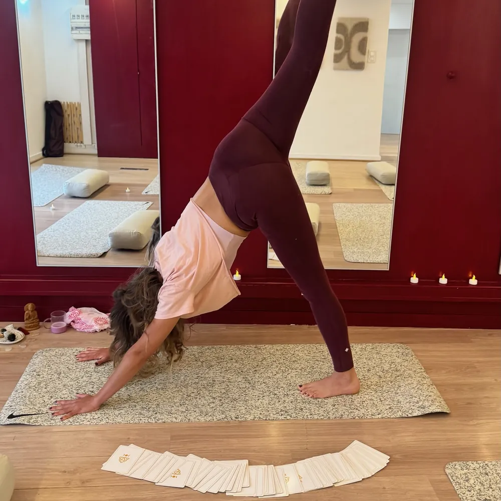 Posture de Vinyasa yoga à Grasse, chien tête en bas