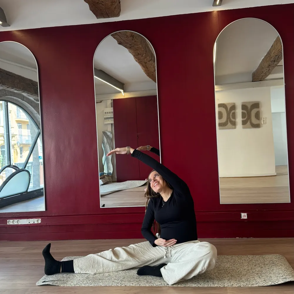 Séance de Yin yoga à Grasse, étirement doux au sol