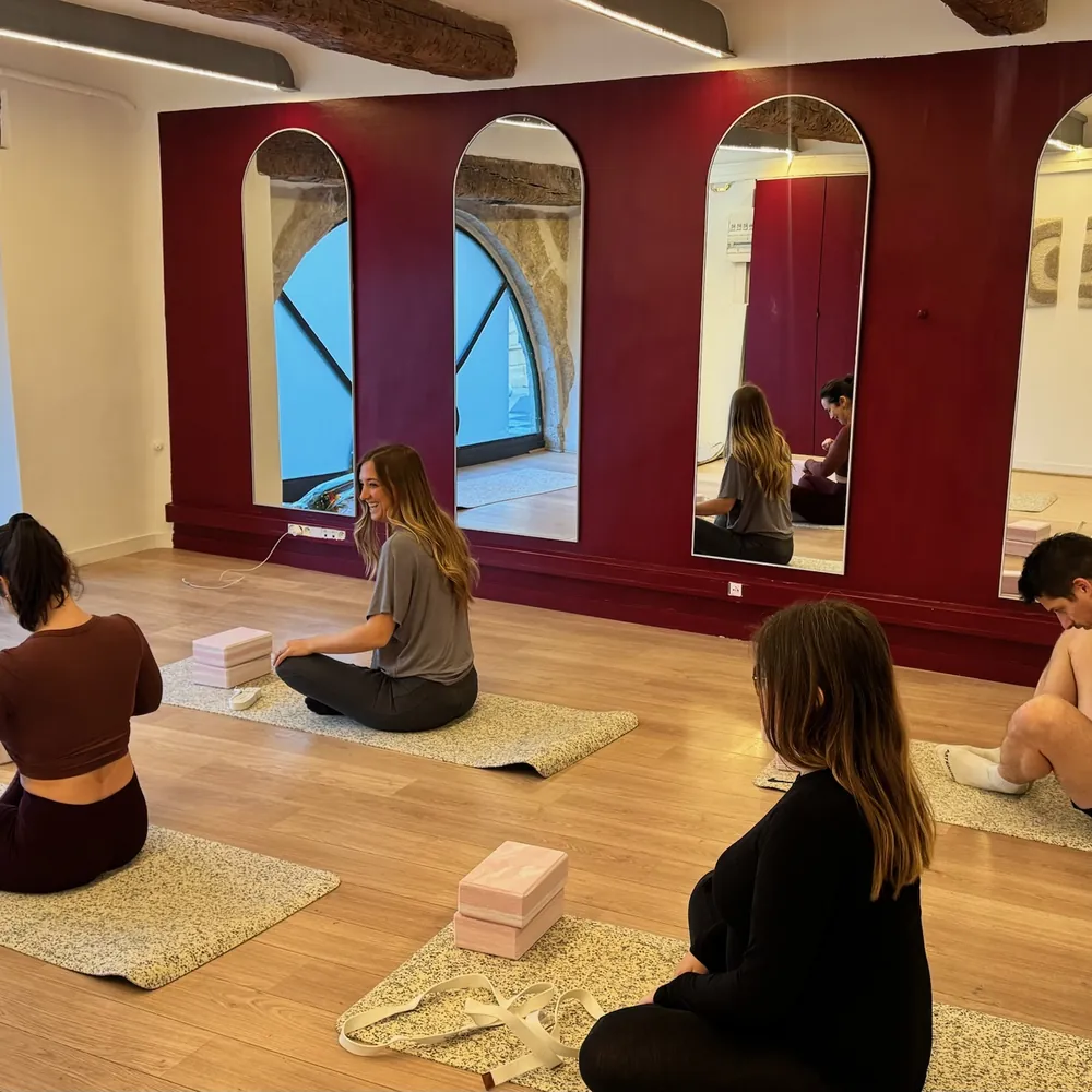 Cours de yoga en petit groupe au Studio Yuzu à Grasse