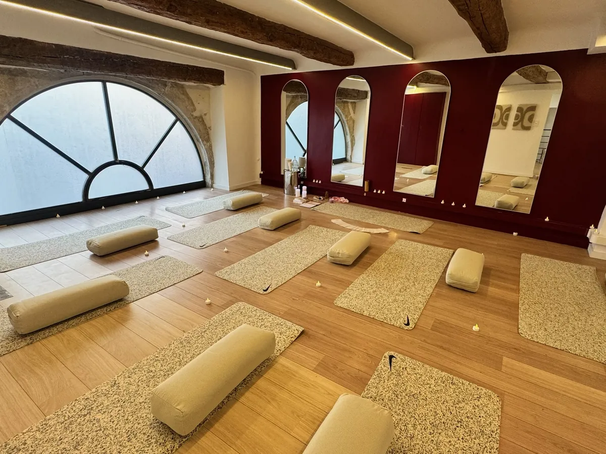 Salle de yoga du Studio Yuzu à Grasse, parquet et tapis